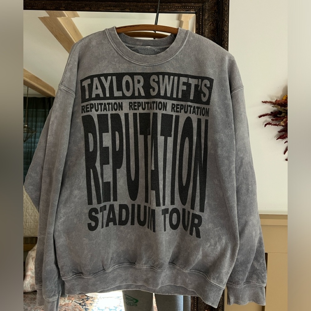 Taylor Swift reputation tour sweatshirt! Large